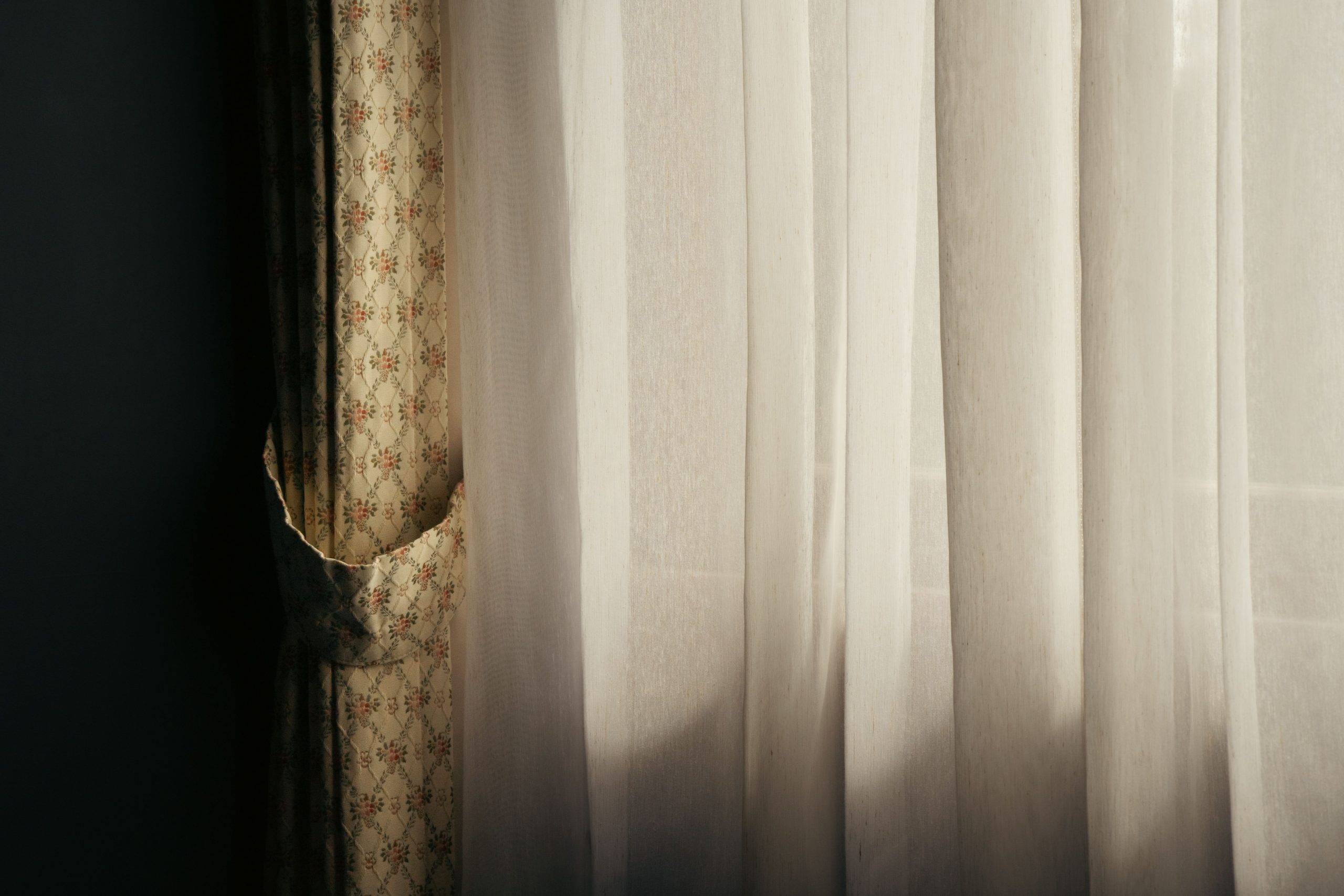 Lumière douce filtrant à travers des rideaux élégants