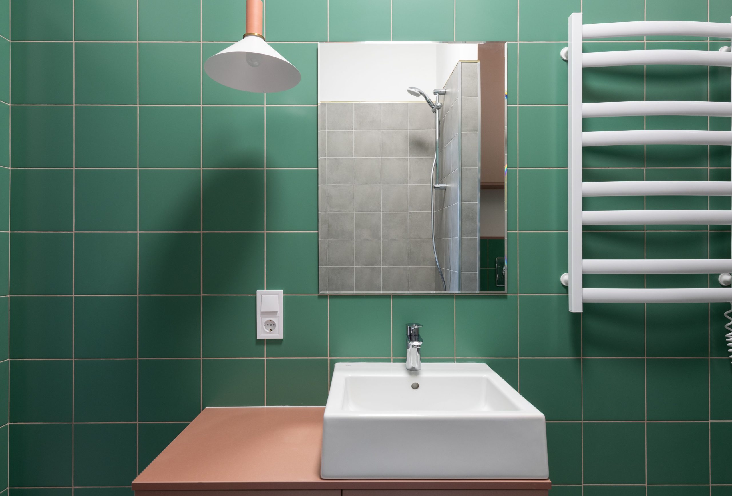 Salle de bain verte minimaliste avec lavabo blanc