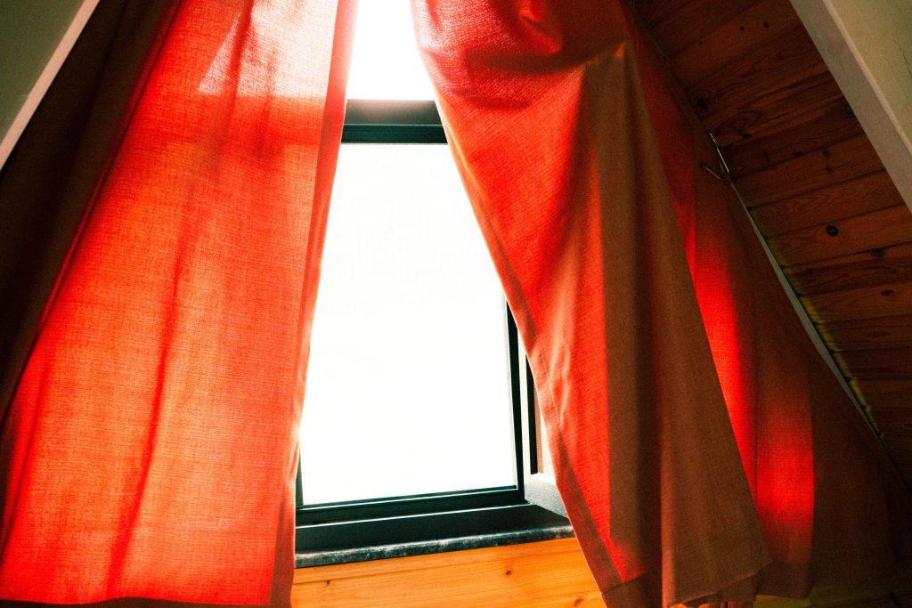 Comment habiller une fenêtre demi lune sans se tromper ?
