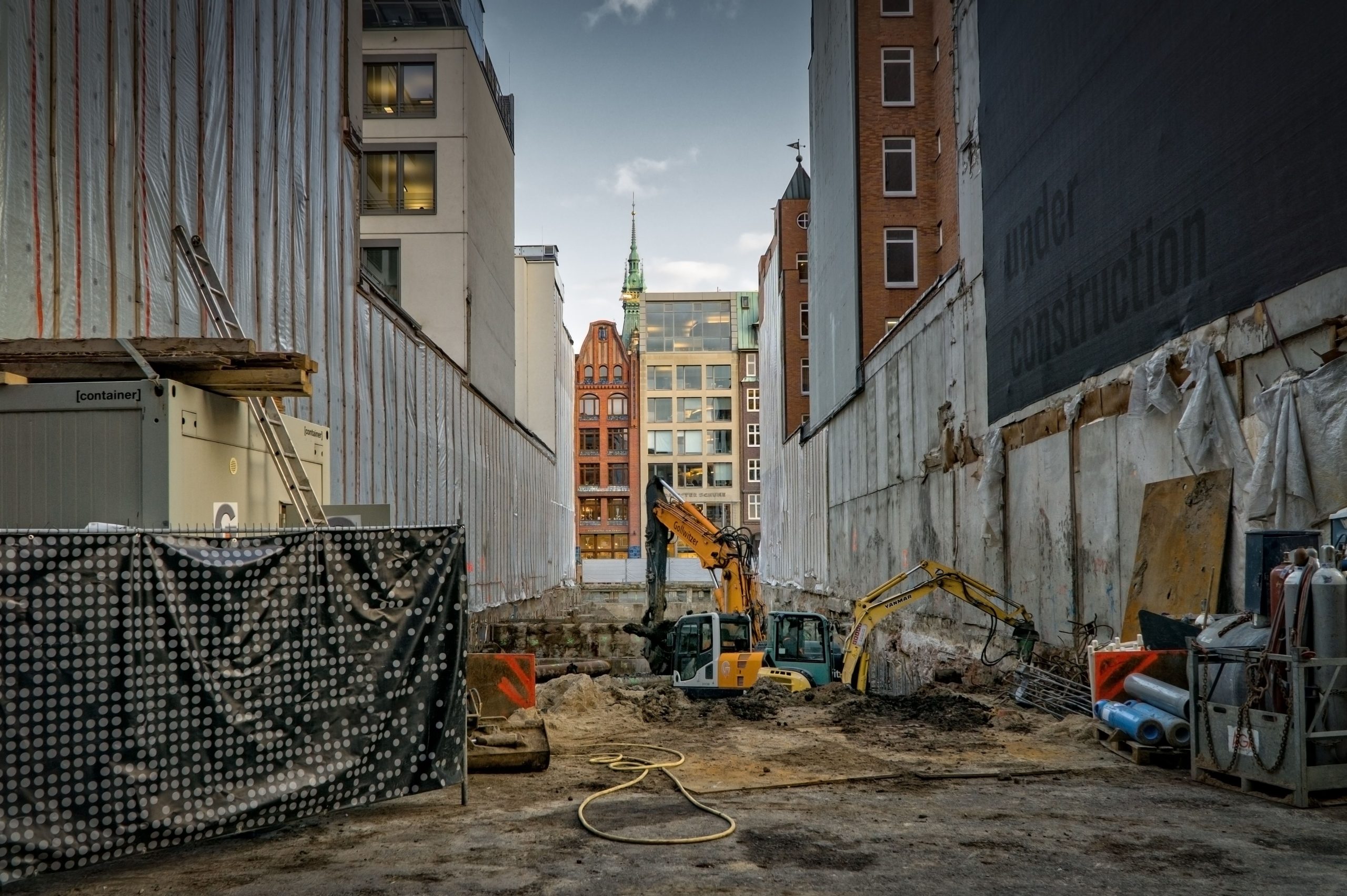 Chantier urbain avec excavateurs et échafaudages