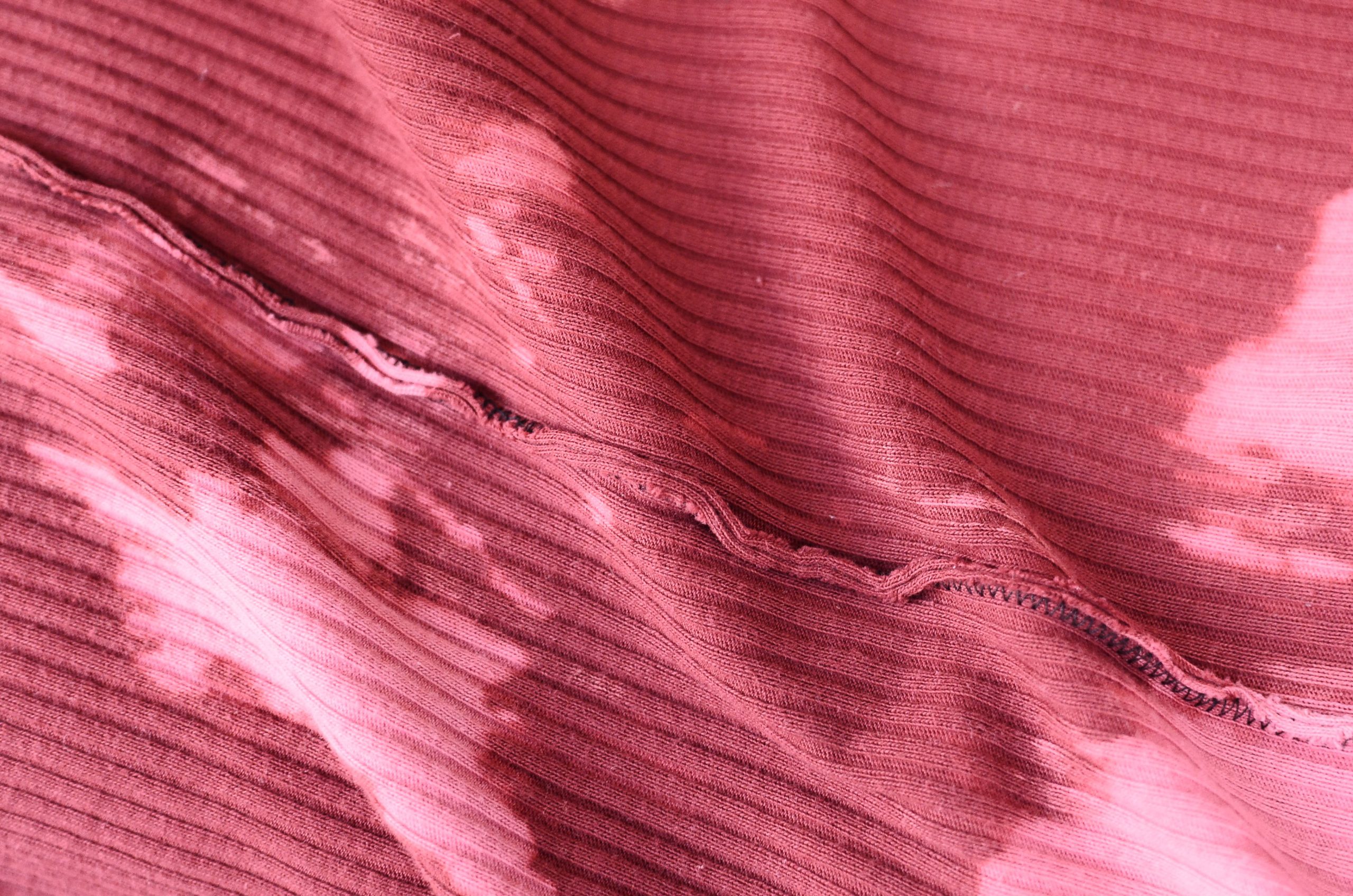 Textile rose avec taches, vue intérieure retournée