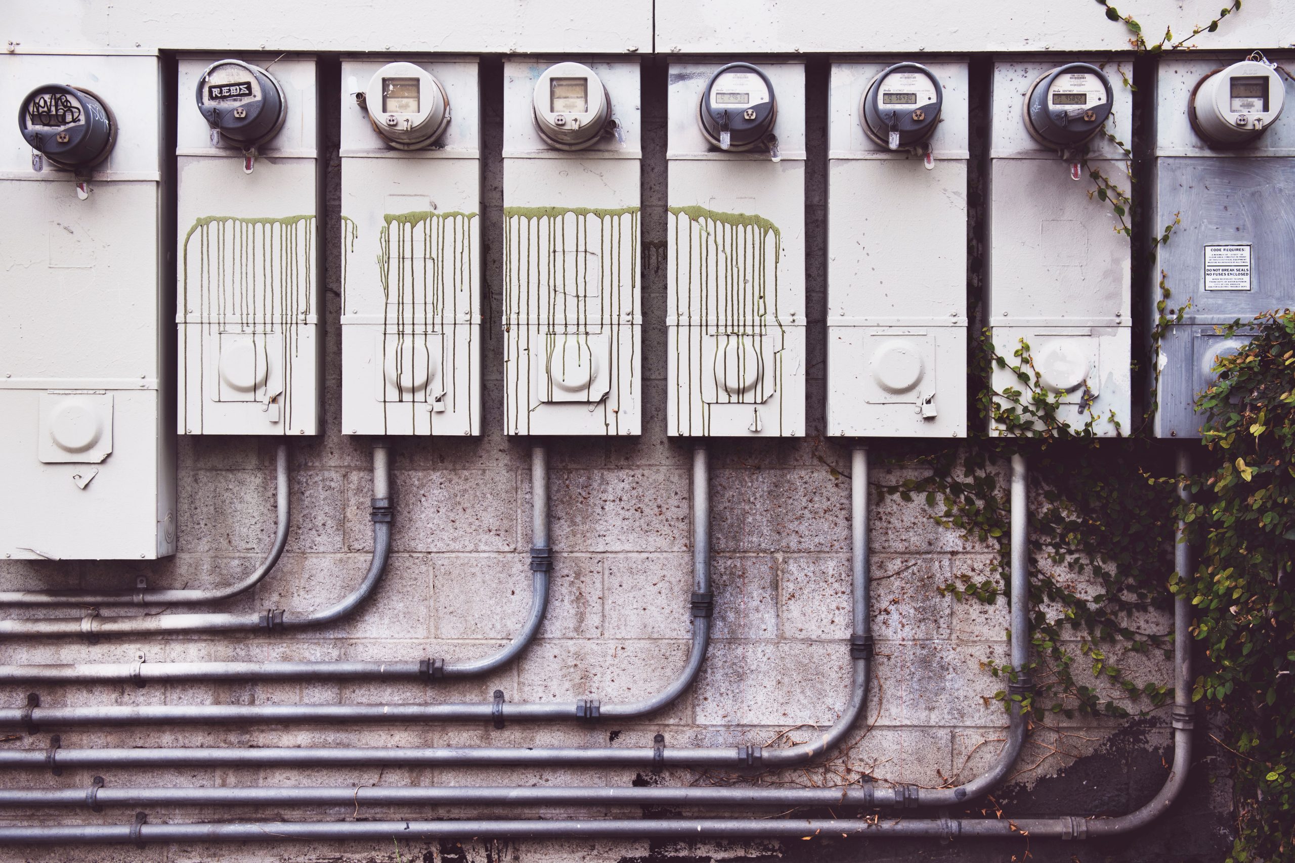 Compteurs électriques extérieurs sur mur en briques