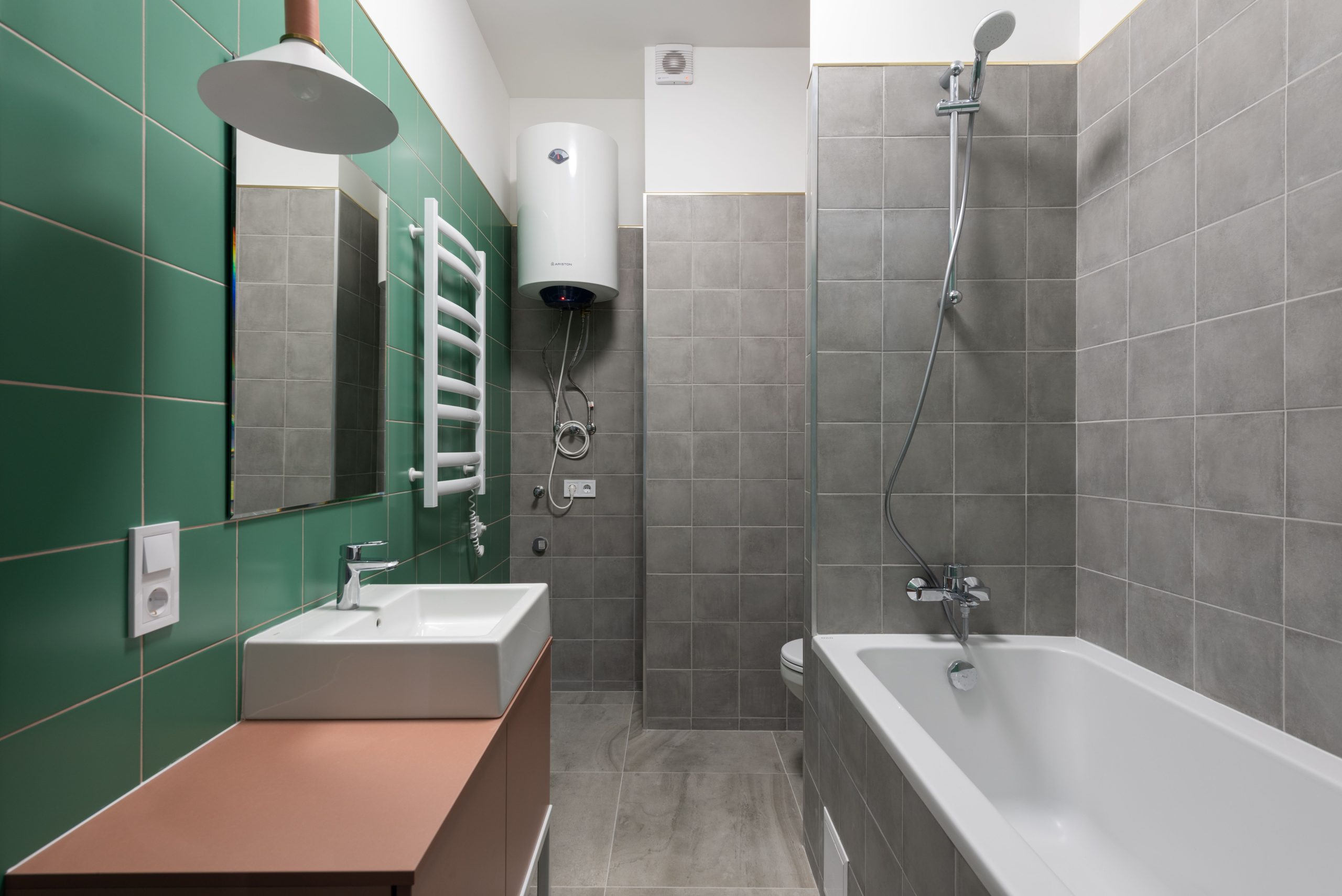 Salle de bain verte et grise style contemporain